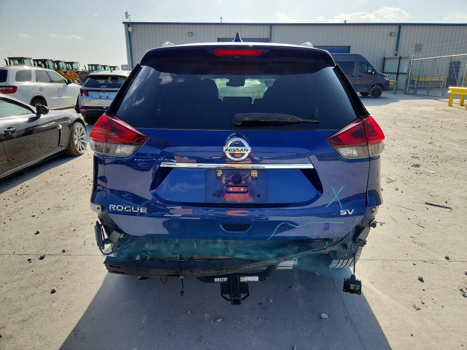 61717356 :رقم المزاد ، 5N1AT2MT5JC704640 vin ، 2018 Nissan Rogue مزاد بيع