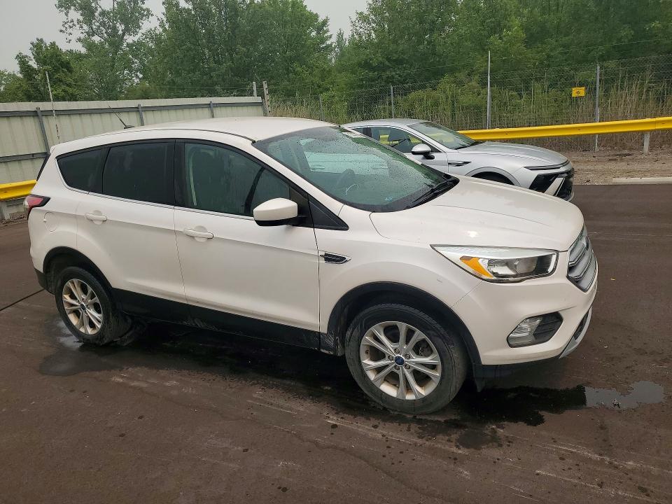 61335216 :رقم المزاد ، 1FMCU0GD7HUD18403 vin ، 2017 Ford Escape مزاد بيع