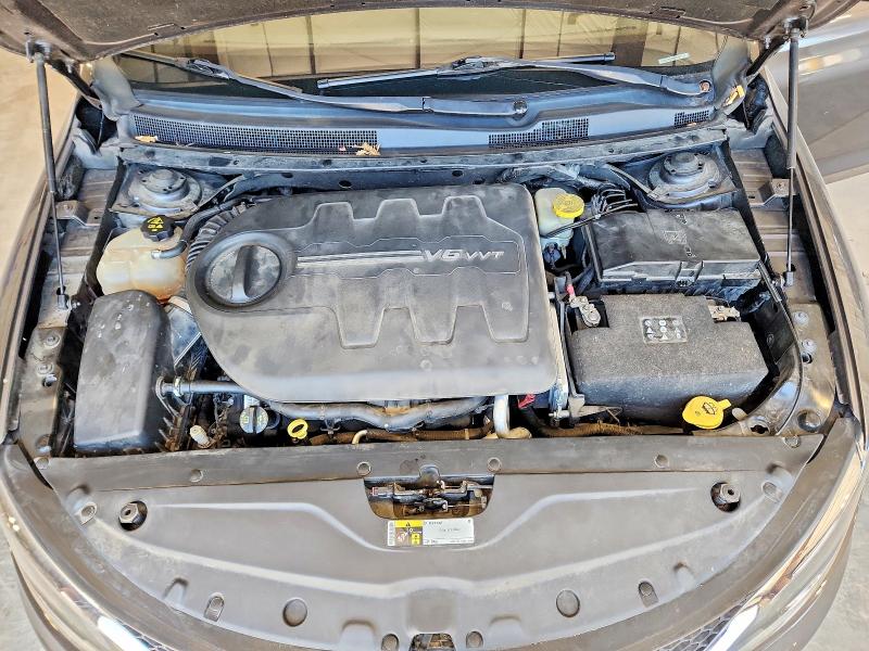 60689846 :رقم المزاد ، 1C3CCCEG2FN593176 vin ، 2015 Chrysler 200 مزاد بيع