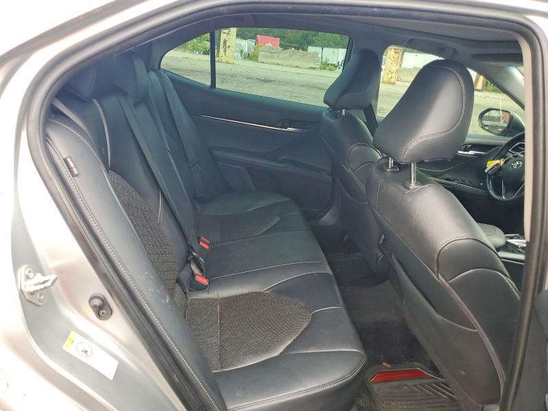 61548066 :رقم المزاد ، 4T1B61HK2JU136400 vin ، 2018 Toyota Camry مزاد بيع