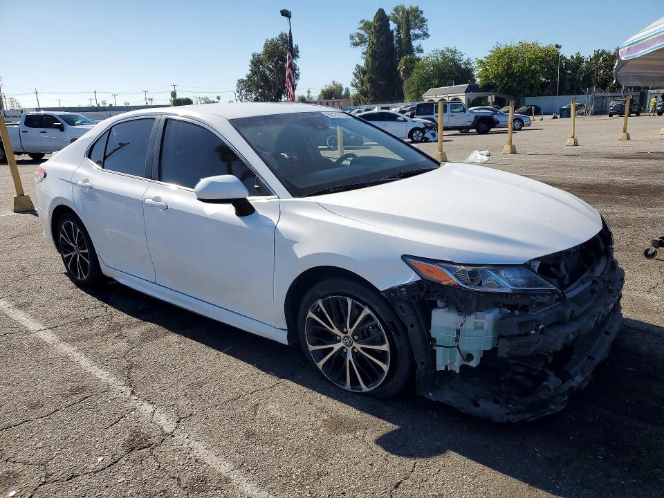 60183766 :رقم المزاد ، 4T1B11HK6JU626482 vin ، 2018 Toyota Camry مزاد بيع