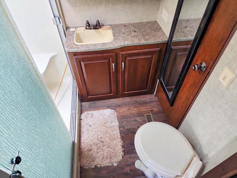 61612106 :رقم المزاد ، 4YDF29220DE601356 vin ، 2013 Keystone Laredo مزاد بيع