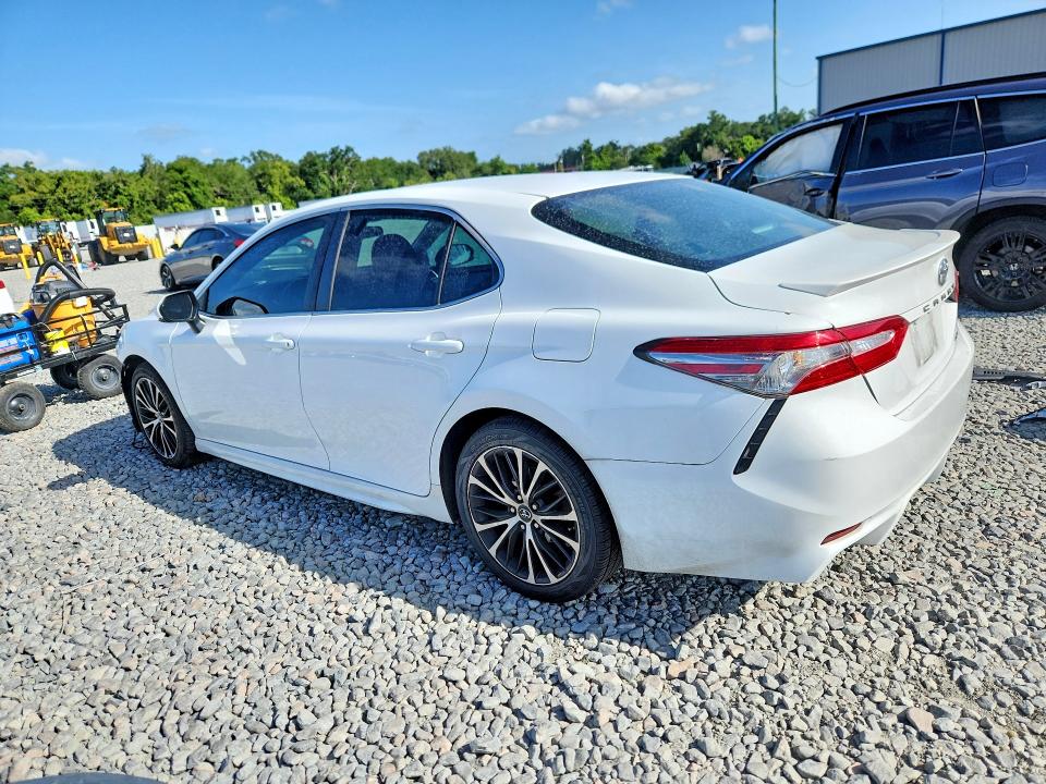 60650896 :رقم المزاد ، 4T1B11HK2JU568113 vin ، 2018 Toyota Camry مزاد بيع