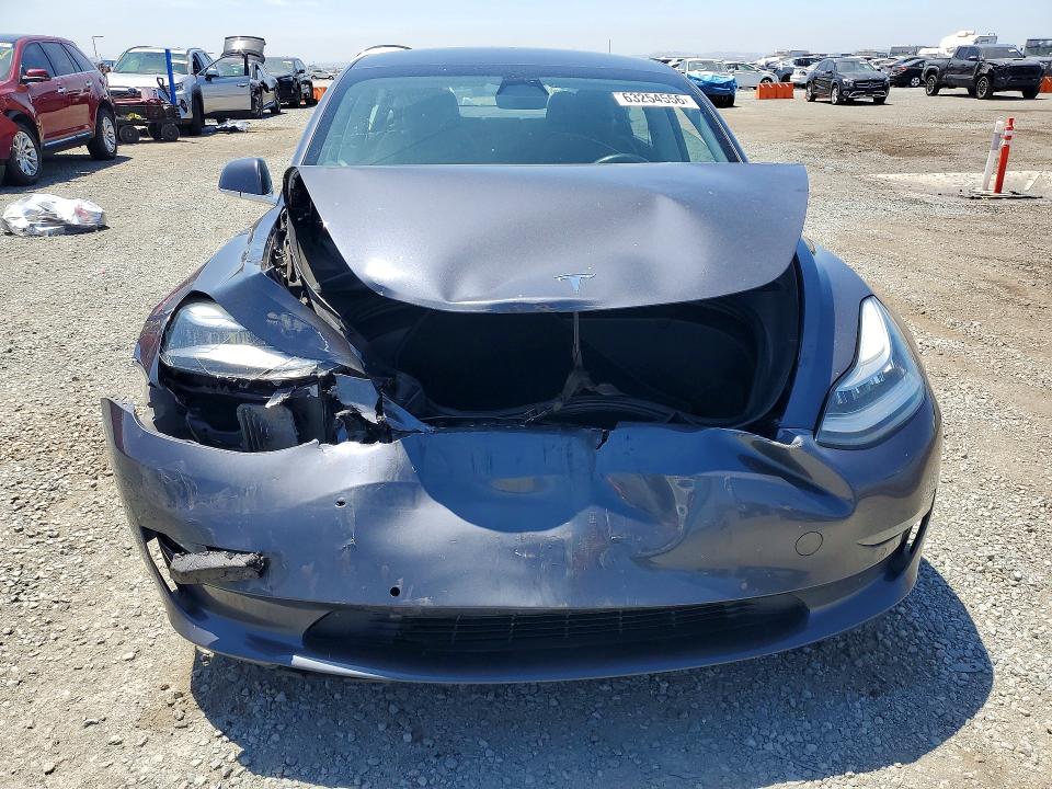 63254556 :رقم المزاد ، 5YJ3E1EB6JF144637 vin ، 2018 Tesla Model 3 مزاد بيع