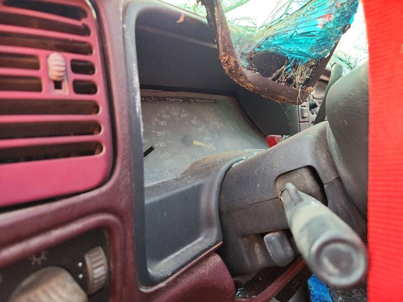 61906656 :رقم المزاد ، 1GCGC29R6WE205692 vin ، 1998 Chevrolet Gmt-400 مزاد بيع