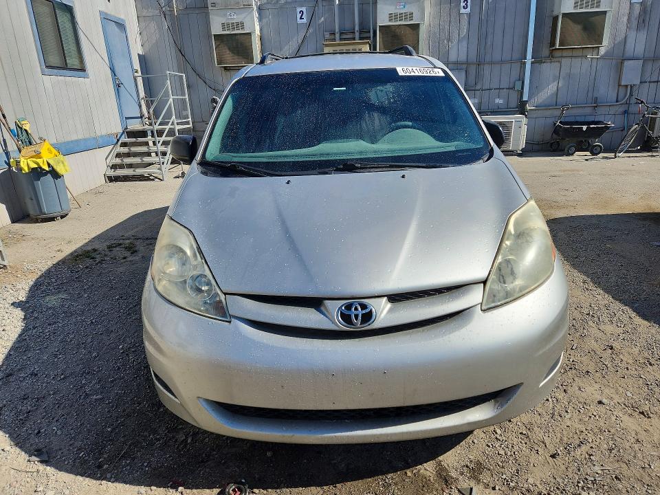 60416926 :رقم المزاد ، 5TDKK4CC6AS326111 vin ، 2010 Toyota Sienna مزاد بيع