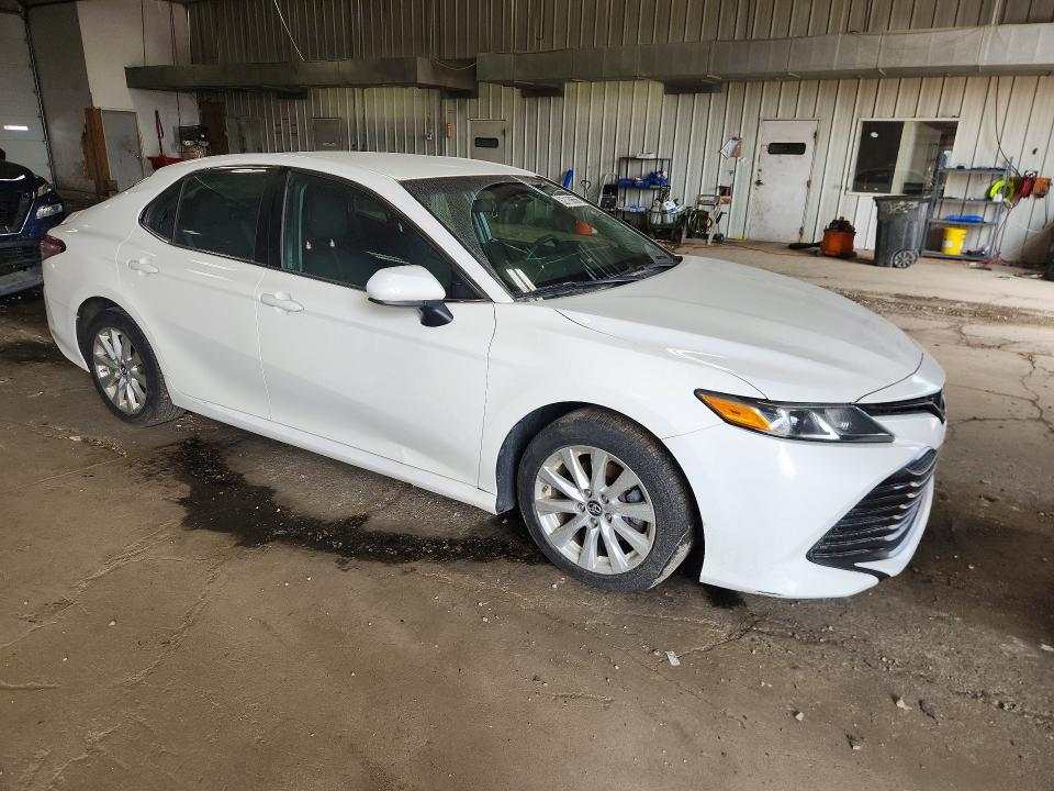 62170656 :رقم المزاد ، 4T1B11HK7JU086544 vin ، 2018 Toyota Camry مزاد بيع