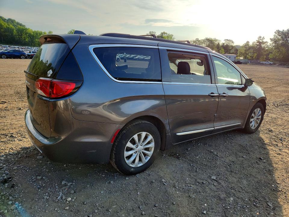 58603206 :رقم المزاد ، 2C4RC1BG4HR821196 vin ، 2017 Chrysler Pacifica مزاد بيع