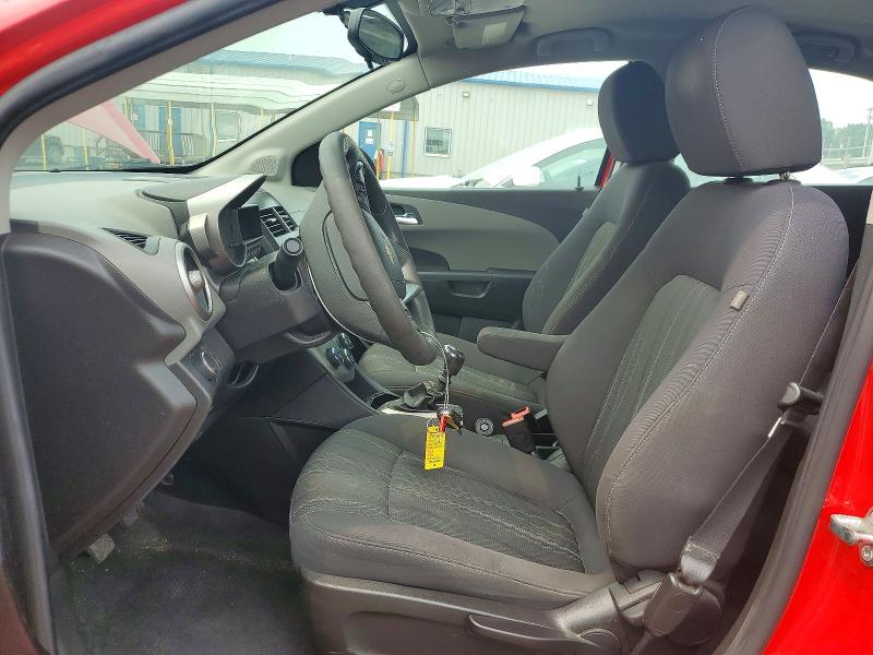 61122526 :رقم المزاد ، 1G1JD5SB5F4216103 vin ، 2015 Chevrolet Sonic مزاد بيع