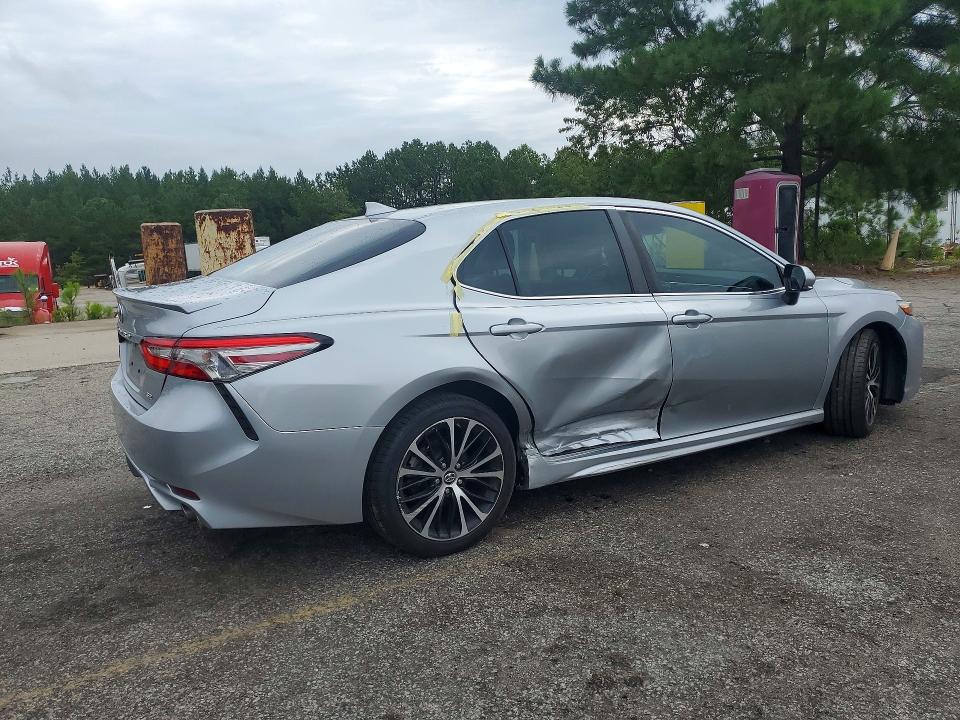 60491366 :رقم المزاد ، 4T1B11HK9JU643406 vin ، 2018 Toyota Camry مزاد بيع