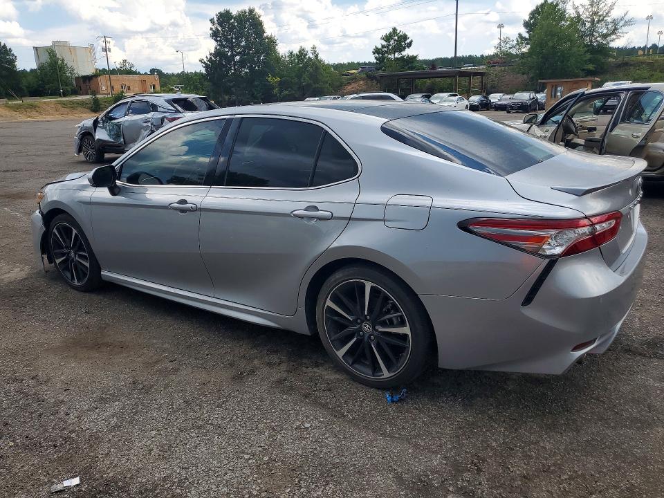 61548066 :رقم المزاد ، 4T1B61HK2JU136400 vin ، 2018 Toyota Camry مزاد بيع