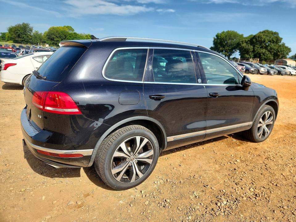 61713686 :رقم المزاد ، WVGRF7BP8HD004466 vin ، 2017 Volkswagen Tiguan مزاد بيع
