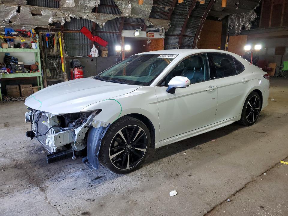 62817426 :رقم المزاد ، 4T1B61HK4JU061425 vin ، 2018 Toyota Camry مزاد بيع