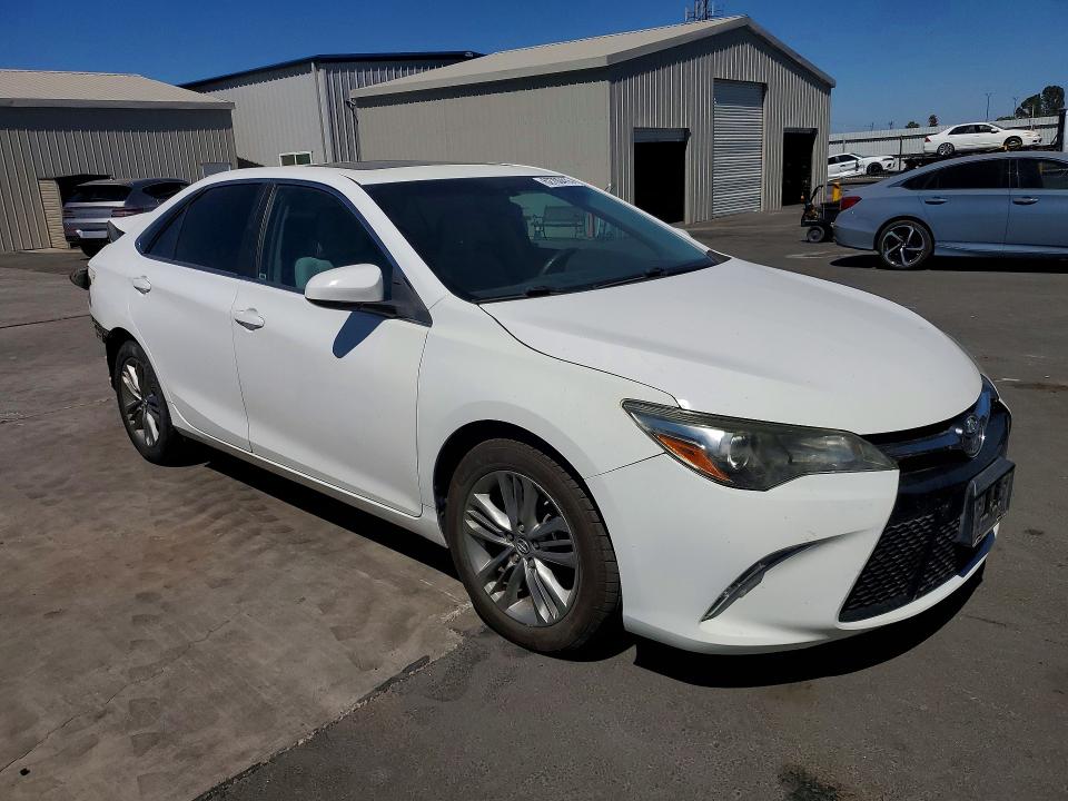 62700416 :رقم المزاد ، 4T1BF1FKXHU323090 vin ، 2017 Toyota Camry مزاد بيع