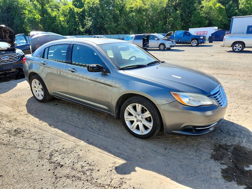 60268876 :رقم المزاد ، 1C3BC1FB1BN602513 vin ، 2011 Chrysler 200 مزاد بيع