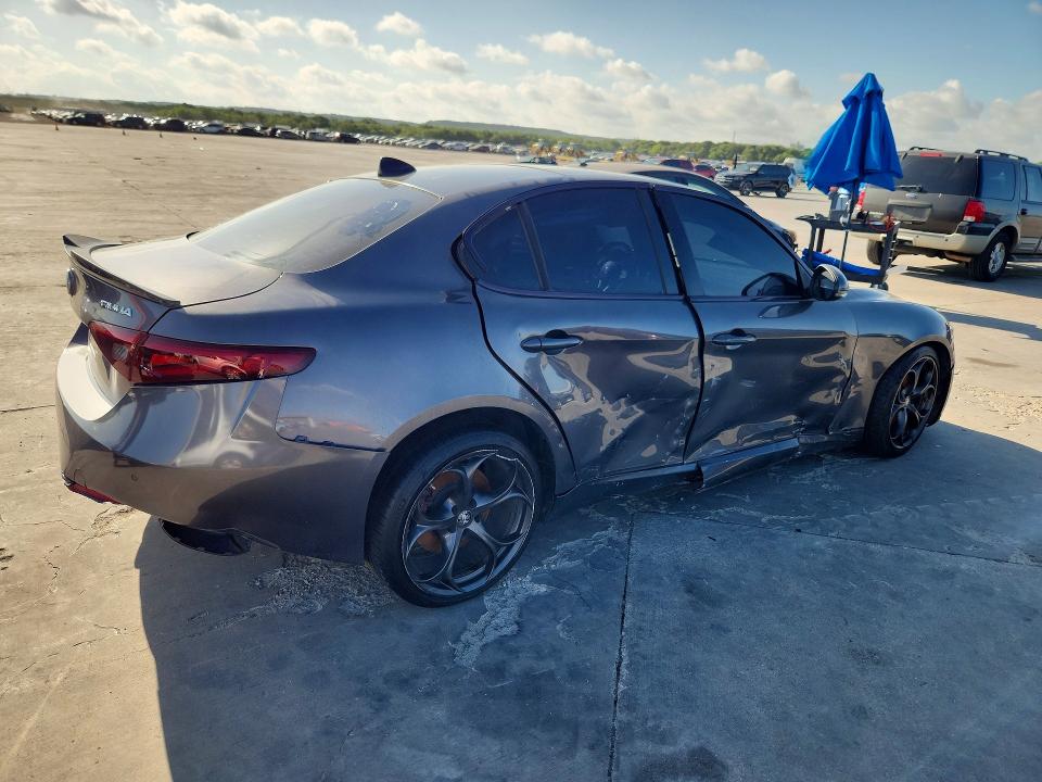 59086896 :رقم المزاد ، ZARFAECN2J7583259 vin ، 2018 Alfa Romeo Giulia مزاد بيع