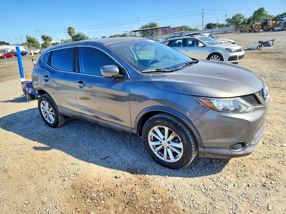 62145556 :رقم المزاد ، JN1BJ1CP0HW029742 vin ، 2017 Nissan Rogue Sport مزاد بيع