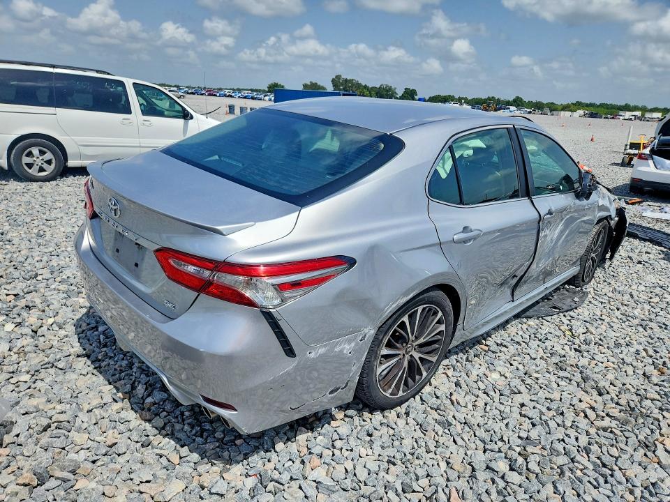 60362676 :رقم المزاد ، 4T1B11HK4JU597631 vin ، 2018 Toyota Camry مزاد بيع
