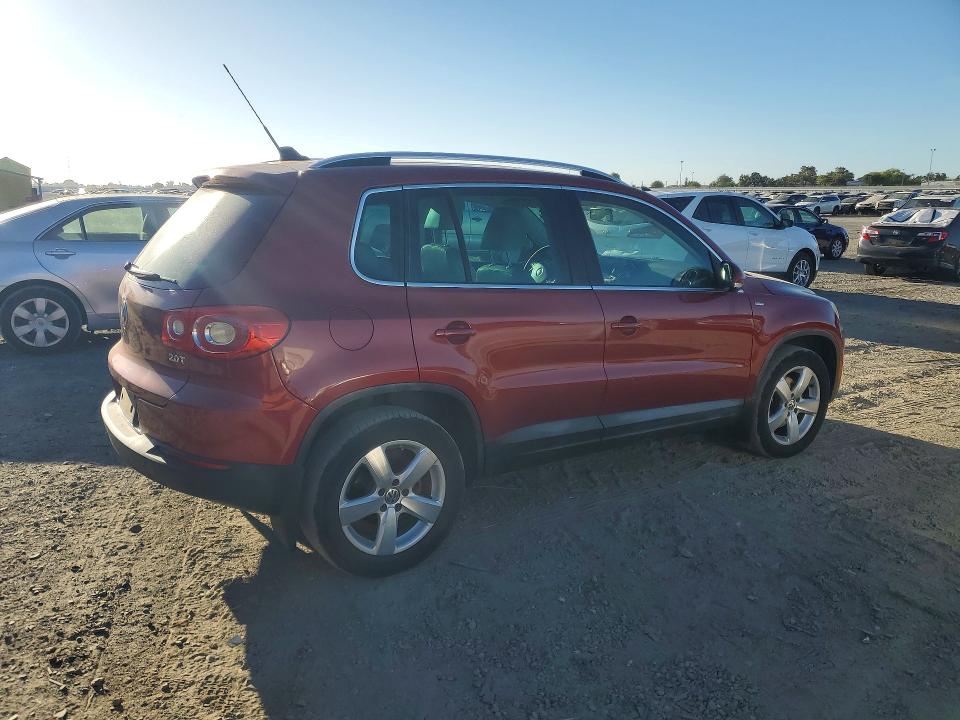 2010 Volkswagen Tiguan მანქანა იყიდება აუქციონზე, vin: WVGAV7AX4AW002306, აუქციონის ნომერი: 63136976