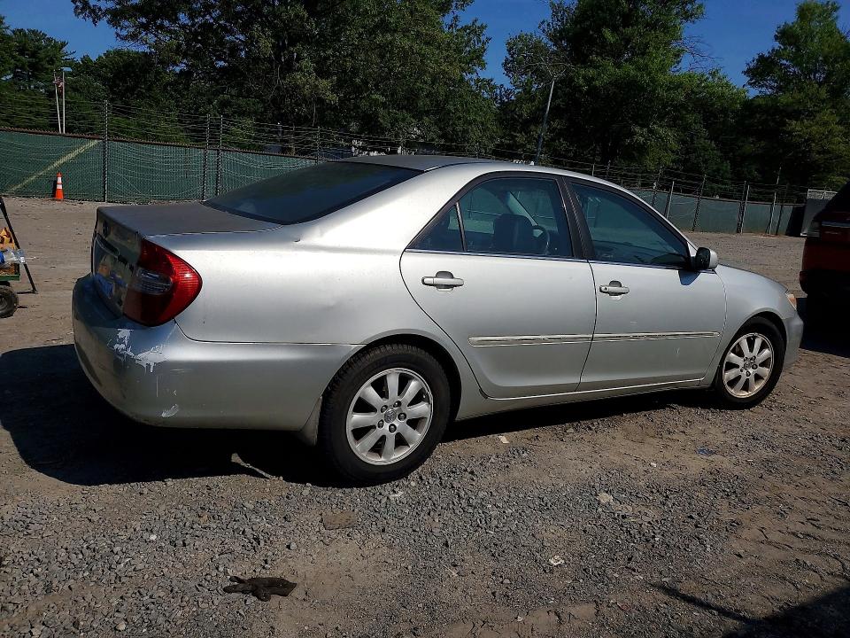 60851676 :رقم المزاد ، 4T1BF30K42U010578 vin ، 2002 Toyota Camry مزاد بيع