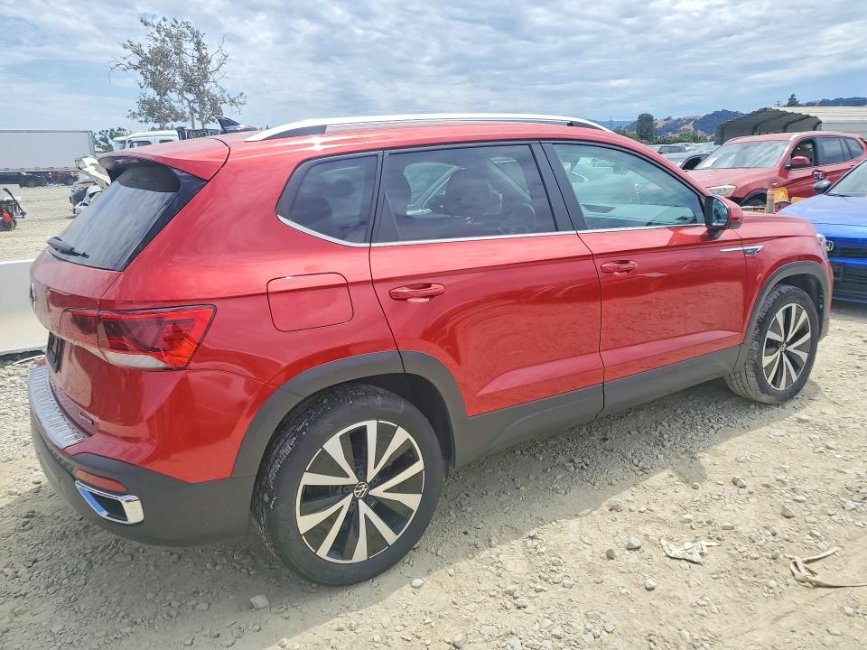 60849586 :رقم المزاد ، 3VVYX7B23NM095391 vin ، 2022 Volkswagen Taos مزاد بيع