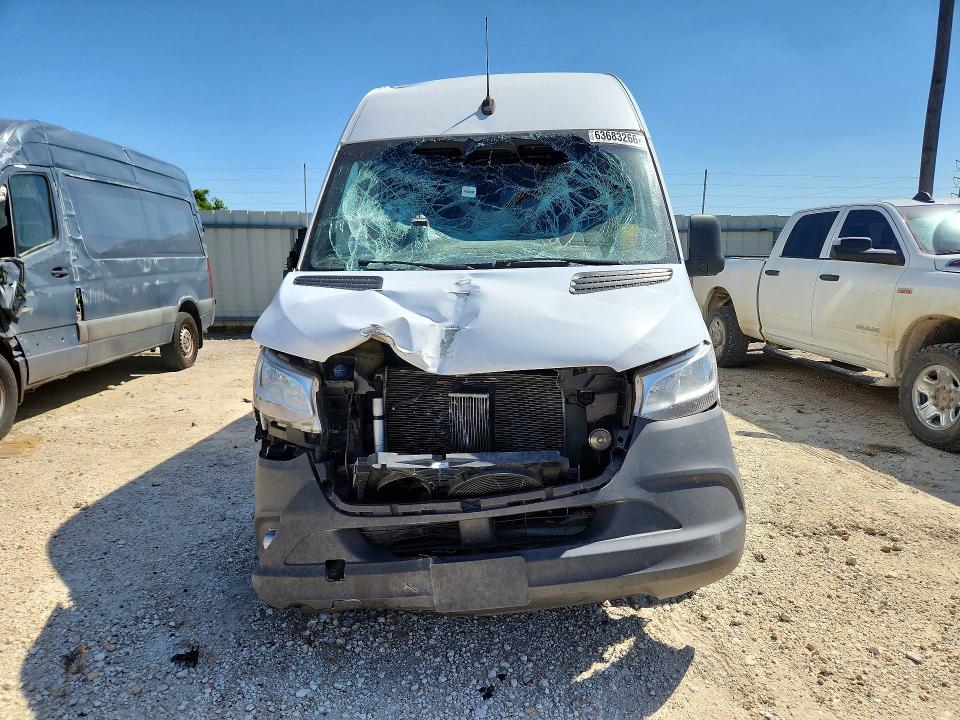 63683266 :رقم المزاد ، W1Y4DDHY1NT103307 vin ، 2022 Mercedes-benz Sprinter مزاد بيع