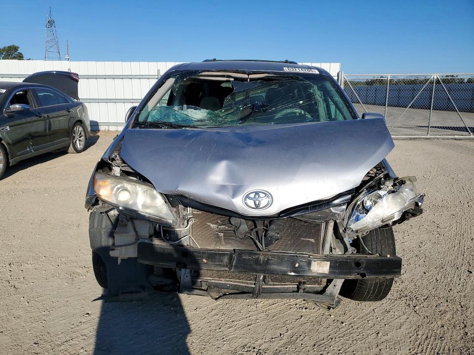 63214206 :رقم المزاد ، 5TDKK3DC5CS191506 vin ، 2012 Toyota Sienna مزاد بيع