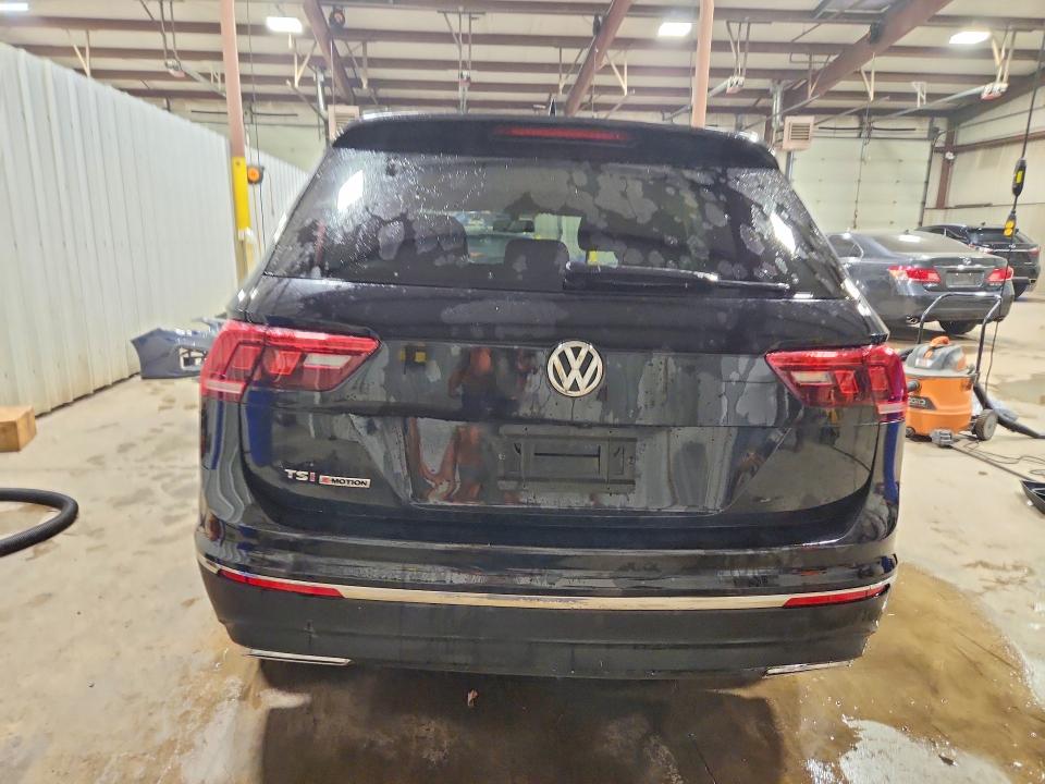 60824786 :رقم المزاد ، 3VV2B7AX2JM050826 vin ، 2018 Volkswagen Tiguan مزاد بيع