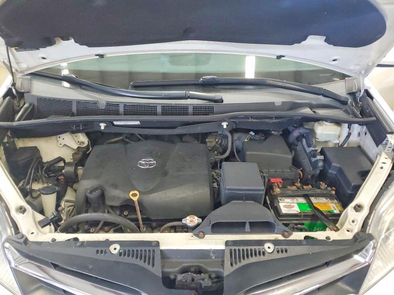 61739666 :رقم المزاد ، 5TDKZ3DC1JS944814 vin ، 2018 Toyota Sienna مزاد بيع