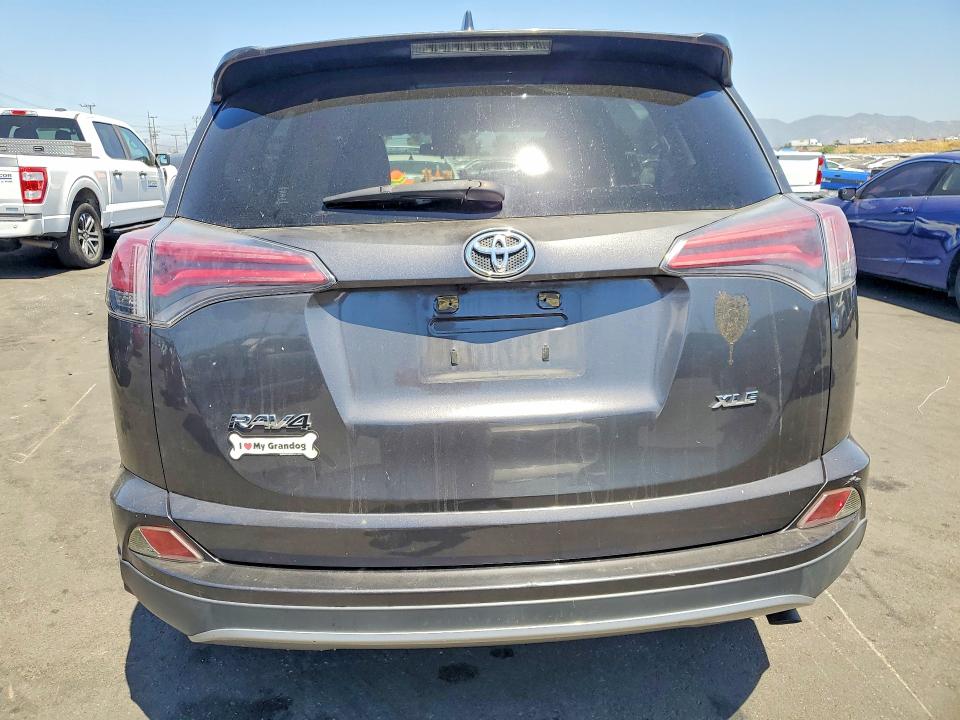 61689976 :رقم المزاد ، JTMWFREV0JJ725031 vin ، 2018 Toyota Rav4 مزاد بيع