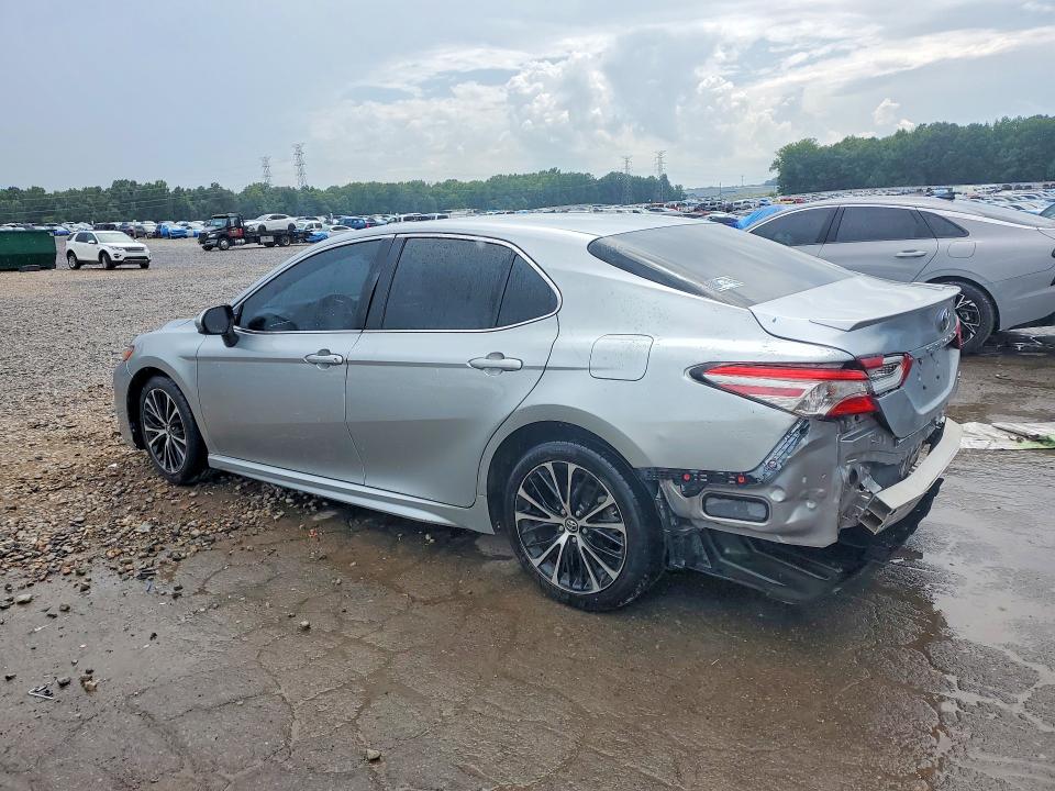 59716546 :رقم المزاد ، 4T1B11HK1JU094784 vin ، 2018 Toyota Camry مزاد بيع