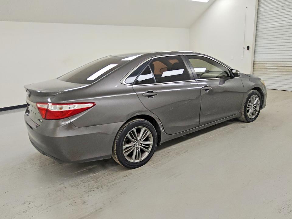 61056836 :رقم المزاد ، 4T1BF1FK6FU043597 vin ، 2015 Toyota Camry مزاد بيع