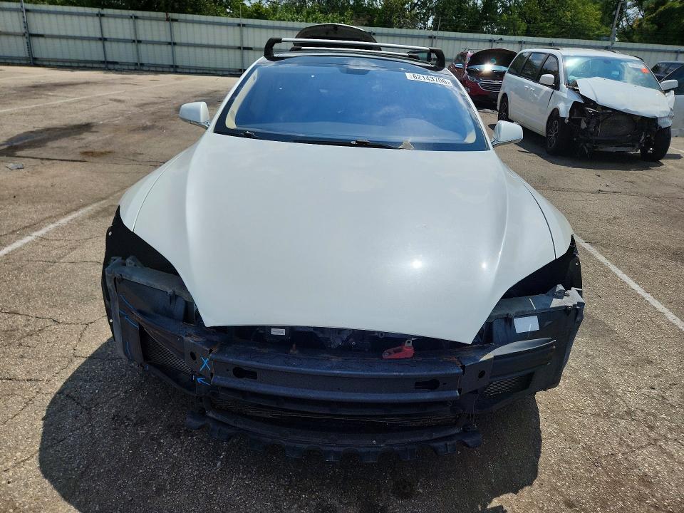 62143706 :رقم المزاد ، 5YJSA1H16EFP36359 vin ، 2014 Tesla Model S مزاد بيع