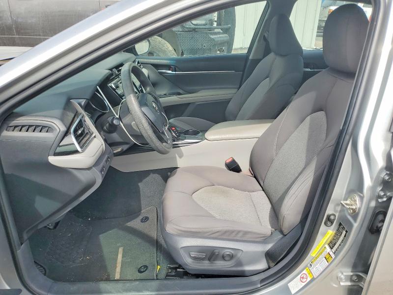 60562656 :رقم المزاد ، 4T1B11HK1JU575277 vin ، 2018 Toyota Camry مزاد بيع