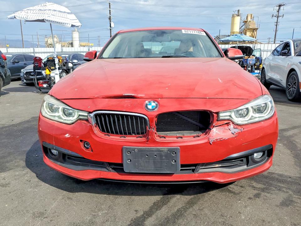 62111186 :رقم المزاد ، WBA8E5G52JNV02562 vin ، 2018 Bmw 320 مزاد بيع