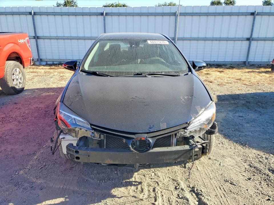 60471276 :رقم المزاد ، 5YFBURHE9HP678670 vin ، 2017 Toyota Corolla مزاد بيع