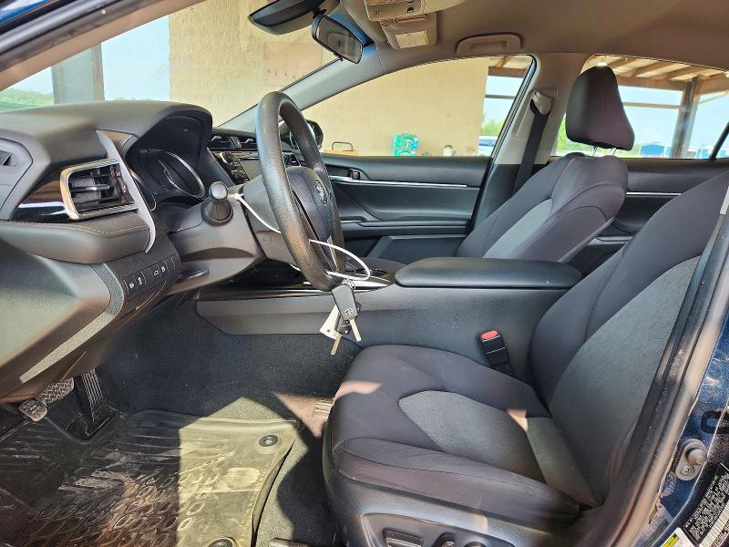 61737126 :رقم المزاد ، 4T1B11HK1JU622663 vin ، 2018 Toyota Camry مزاد بيع