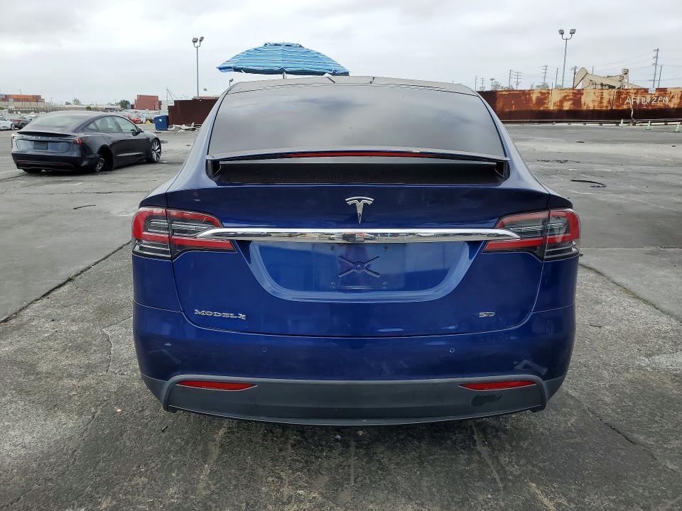 60527906 :رقم المزاد ، 5YJXCDE26HF070168 vin ، 2017 Tesla Model X مزاد بيع
