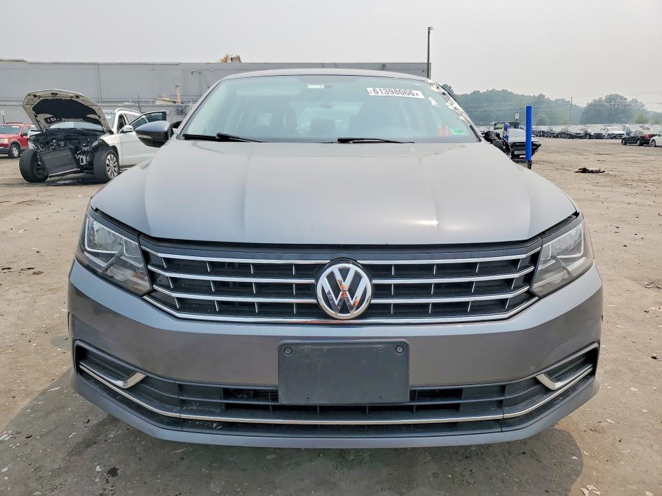 61398066 :رقم المزاد ، 1VWAT7A36HC032147 vin ، 2017 Volkswagen Passat مزاد بيع
