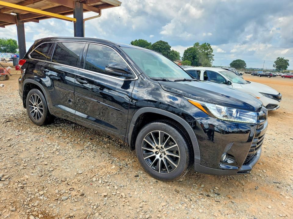 Auction sale of the 2017 Toyota Highlander, vin: 5TDJZRFH8HS403082, lot number: 61409316