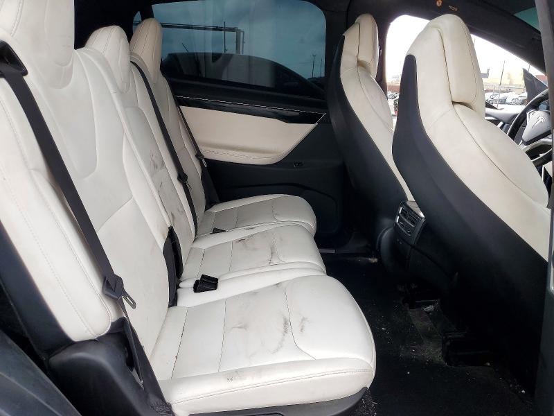 60527906 :رقم المزاد ، 5YJXCDE26HF070168 vin ، 2017 Tesla Model X مزاد بيع