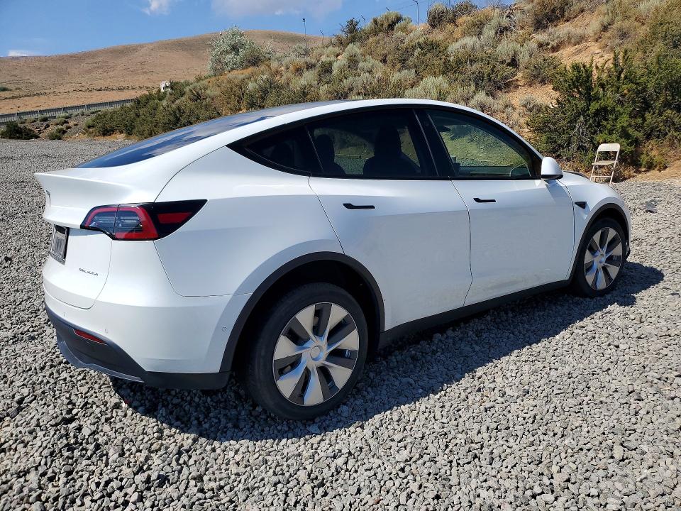 60811126 :رقم المزاد ، 5YJYGDEE4MF207119 vin ، 2021 Tesla Model Y مزاد بيع