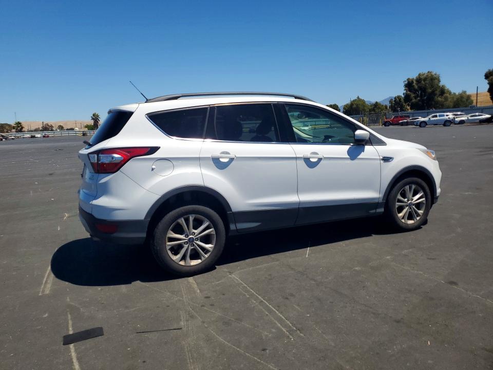 62530866 :رقم المزاد ، 1FMCU0GD6JUD07995 vin ، 2018 Ford Escape مزاد بيع
