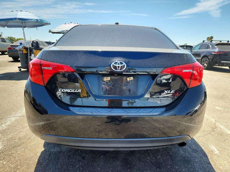 61408656 :رقم المزاد ، 5YFBURHEXJP811457 vin ، 2018 Toyota Corolla مزاد بيع