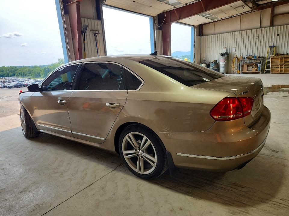 61118006 :رقم المزاد ، 1VWBT7A38FC033561 vin ، 2015 Volkswagen Passat مزاد بيع
