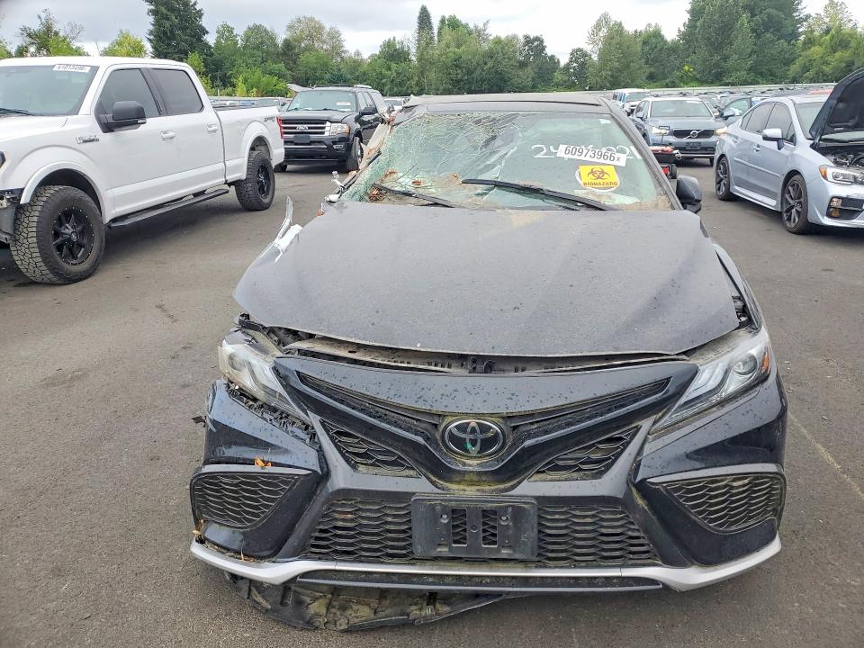 60973966 :رقم المزاد ، 4T1K61BKXNU069351 vin ، 2022 Toyota Camry مزاد بيع