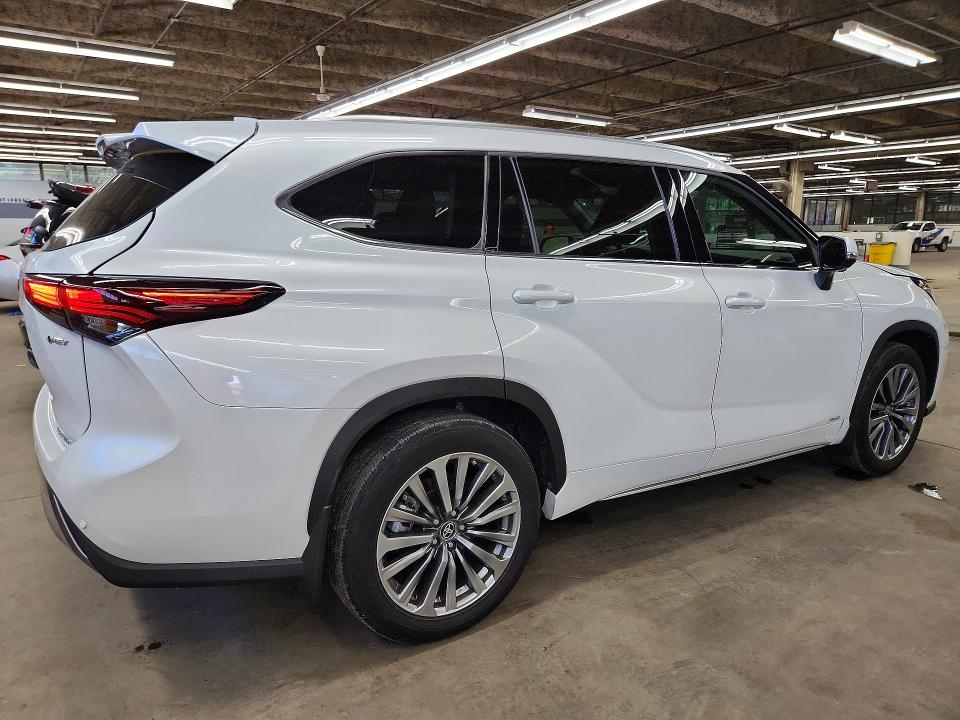 Продажа на аукционе авто 2025 Toyota Highlander Hybrid, vin: 5TDKBRCH8SS648596, номер лота: 61212676