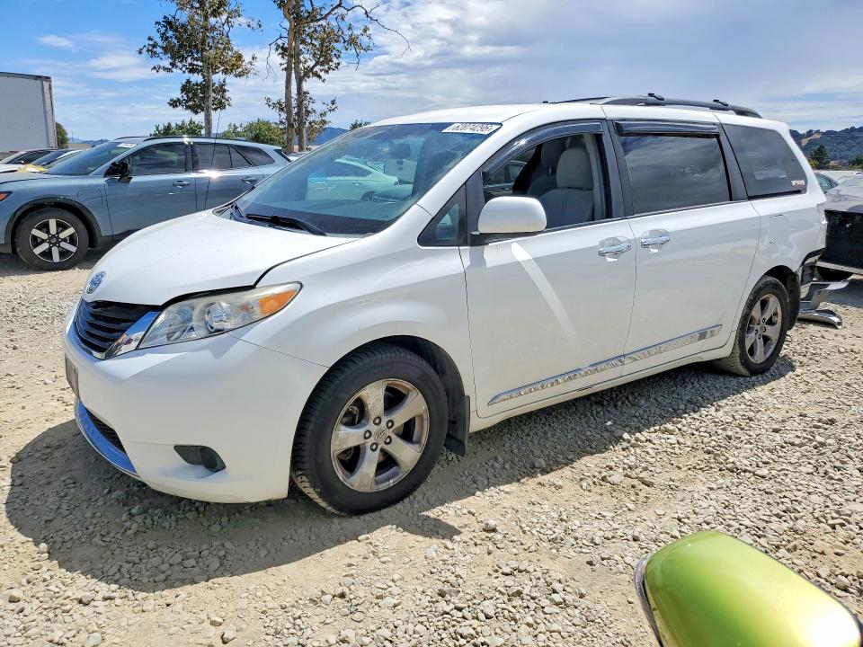 62074296 :رقم المزاد ، 5TDKK3DC6CS272935 vin ، 2012 Toyota Sienna مزاد بيع