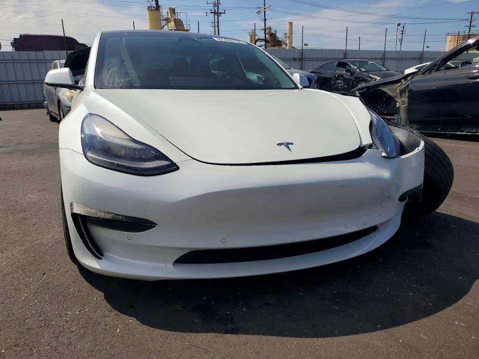 61440136 :رقم المزاد ، 5YJ3E1EB8NF184417 vin ، 2022 Tesla Model 3 مزاد بيع