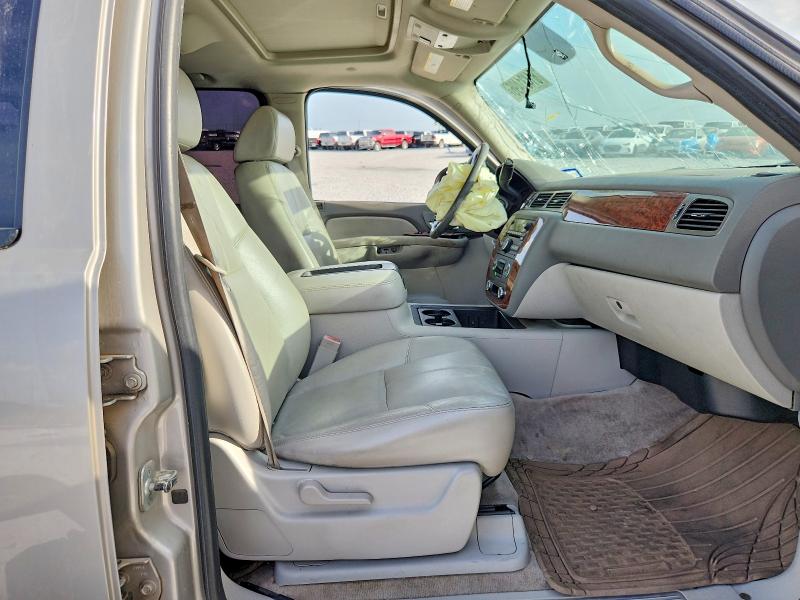 61431496 :رقم المزاد ، 1GNFC16007J237985 vin ، 2007 Chevrolet Suburban مزاد بيع